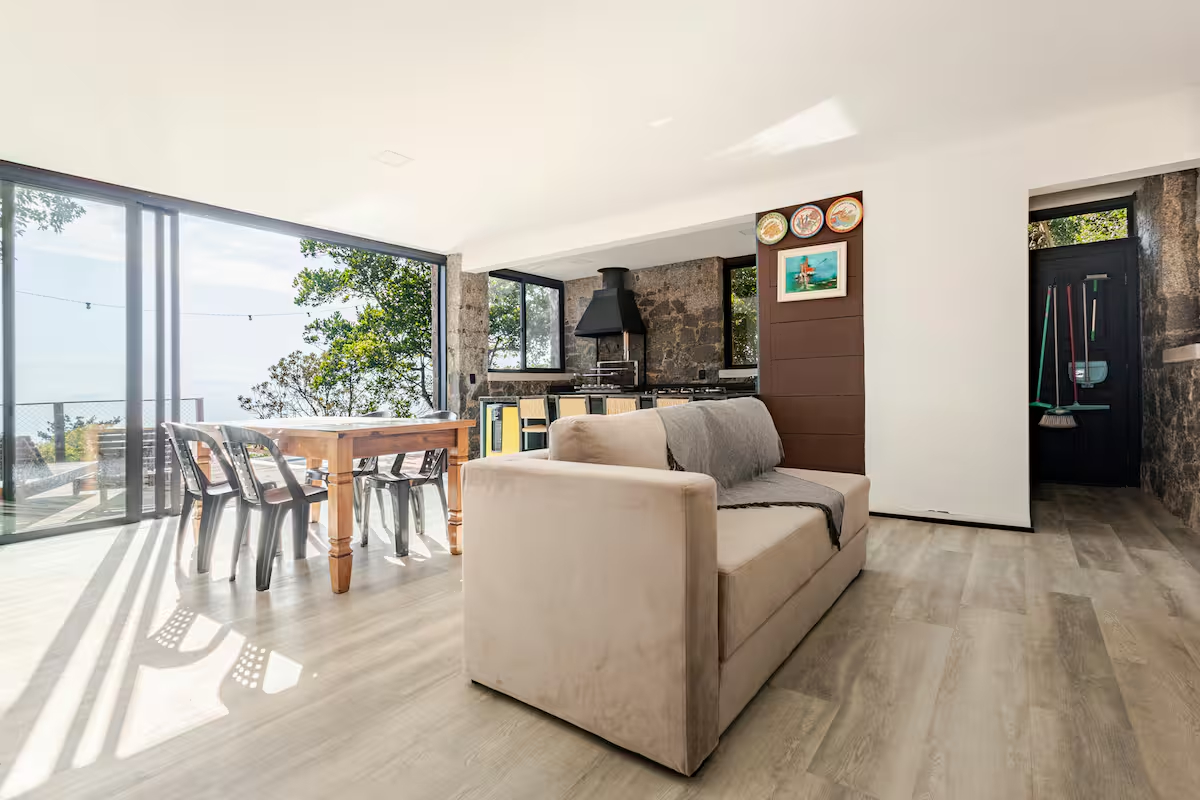 fb9b2843-2e93-4c9b-9443-97d4b80144b0